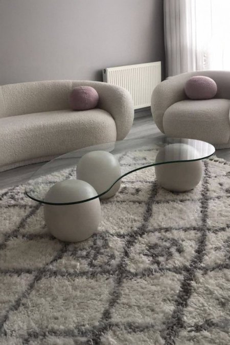 ⚪ طاولة زجاجية بثلاث قواعد كروية من الحجر الفاتح